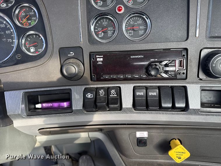 image for item DZ5415 2016 Kenworth T880 truck cab and chassis