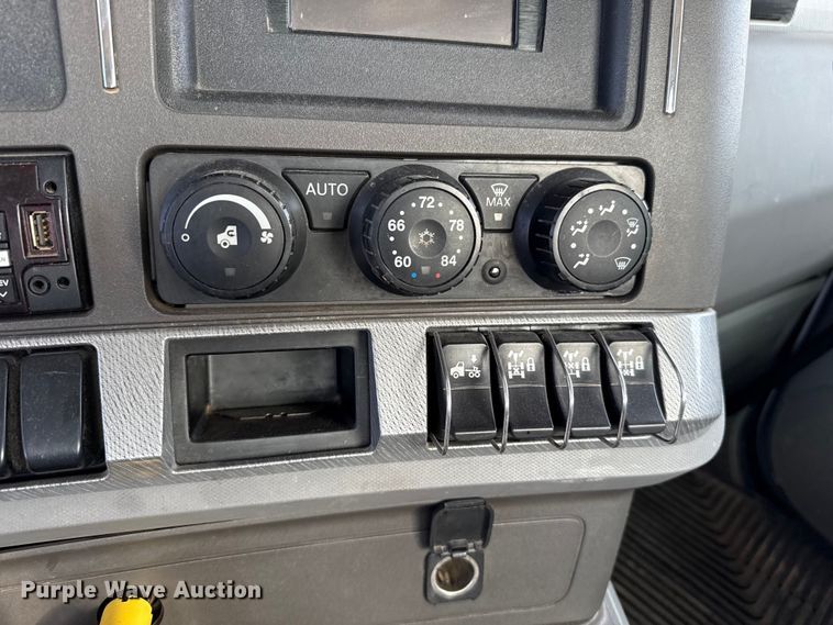 image for item DZ5415 2016 Kenworth T880 truck cab and chassis