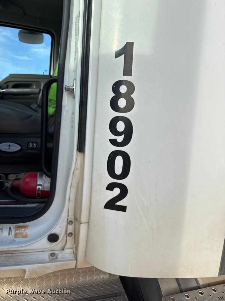 image for item DZ5416 2019 Kenworth T880 box truck