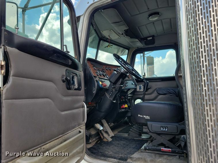 image for item DZ7031 2005 Peterbilt 378 semi truck