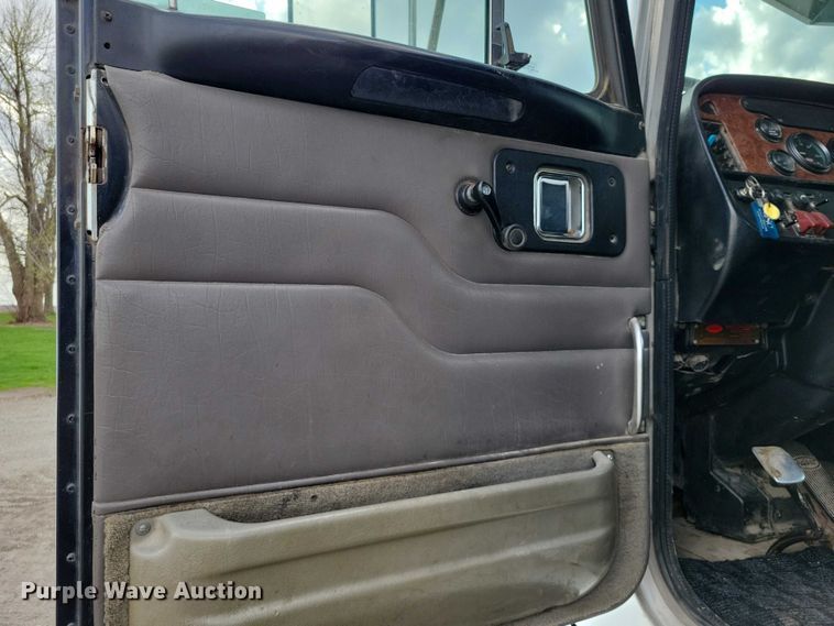 image for item DZ7031 2005 Peterbilt 378 semi truck