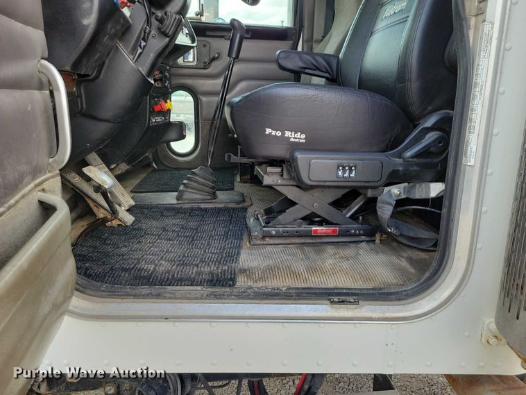 image for item DZ7031 2005 Peterbilt 378 semi truck