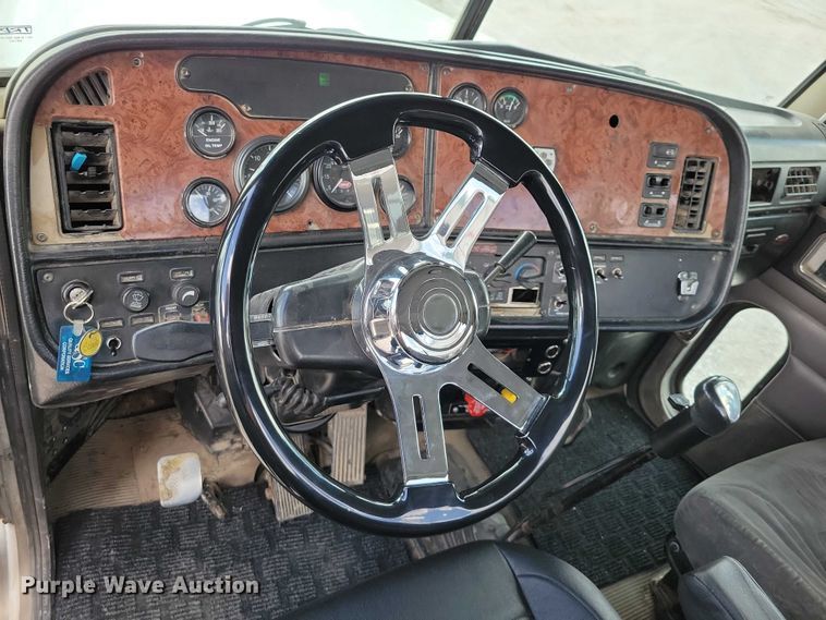 image for item DZ7031 2005 Peterbilt 378 semi truck