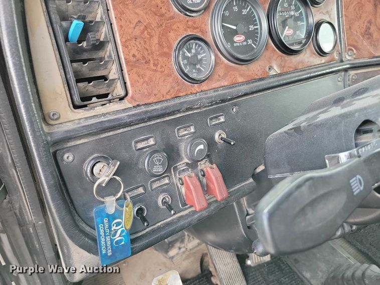 image for item DZ7031 2005 Peterbilt 378 semi truck