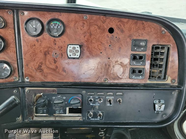 image for item DZ7031 2005 Peterbilt 378 semi truck