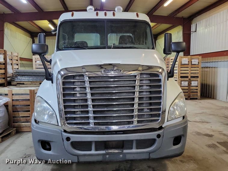 image for item DZ7040 2012 Freightliner Cascadia semi truck
