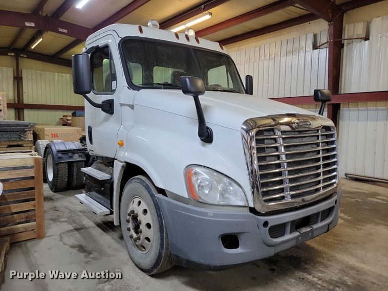 image for item DZ7040 2012 Freightliner Cascadia semi truck