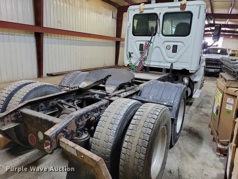 image for item DZ7040 2012 Freightliner Cascadia semi truck