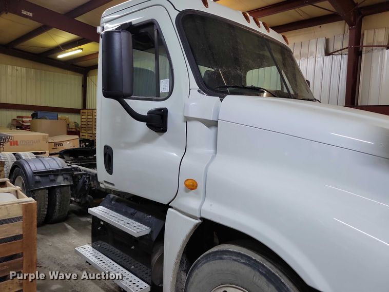 image for item DZ7040 2012 Freightliner Cascadia semi truck