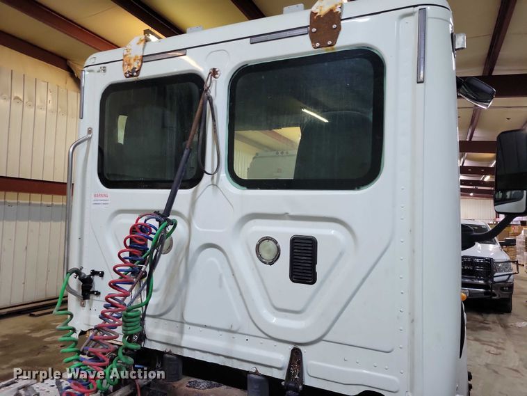 image for item DZ7040 2012 Freightliner Cascadia semi truck