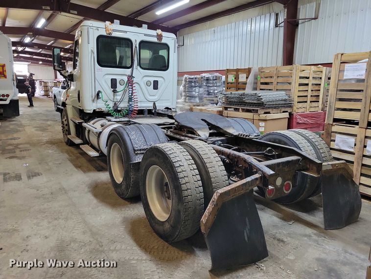 image for item DZ7040 2012 Freightliner Cascadia semi truck