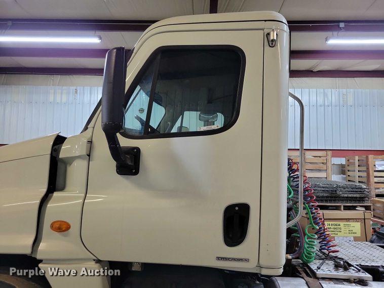 image for item DZ7040 2012 Freightliner Cascadia semi truck