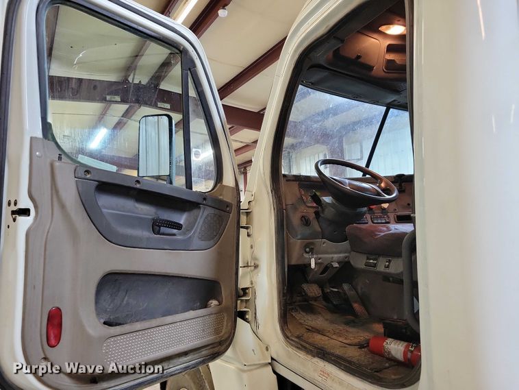 image for item DZ7040 2012 Freightliner Cascadia semi truck