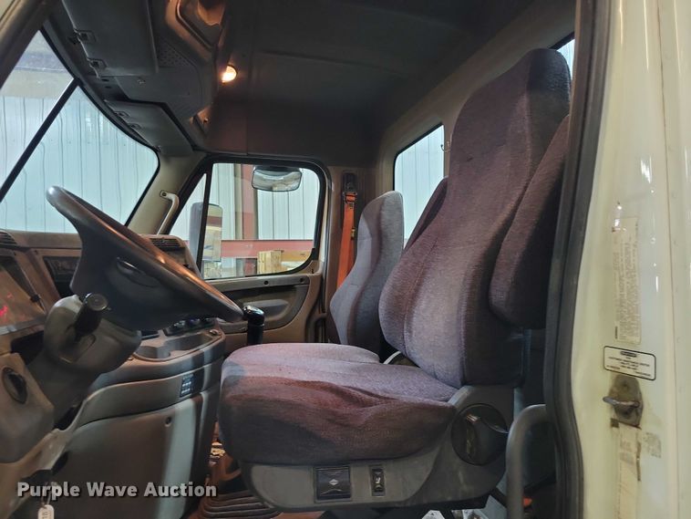 image for item DZ7040 2012 Freightliner Cascadia semi truck