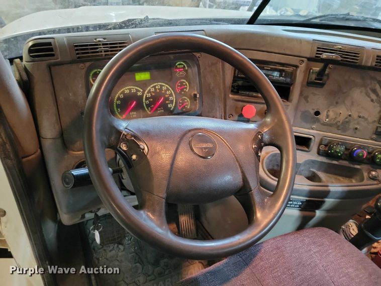 image for item DZ7040 2012 Freightliner Cascadia semi truck