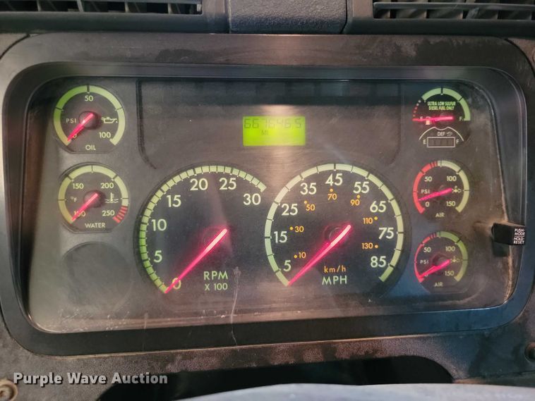 image for item DZ7040 2012 Freightliner Cascadia semi truck