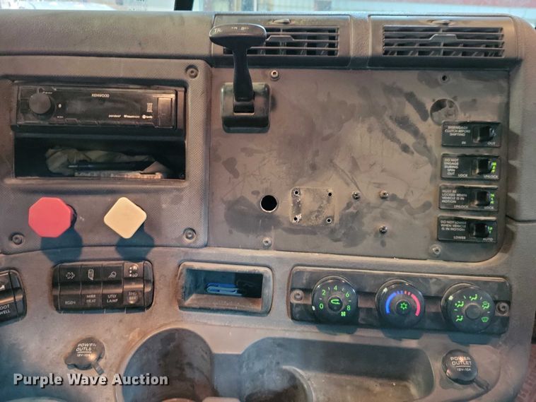 image for item DZ7040 2012 Freightliner Cascadia semi truck