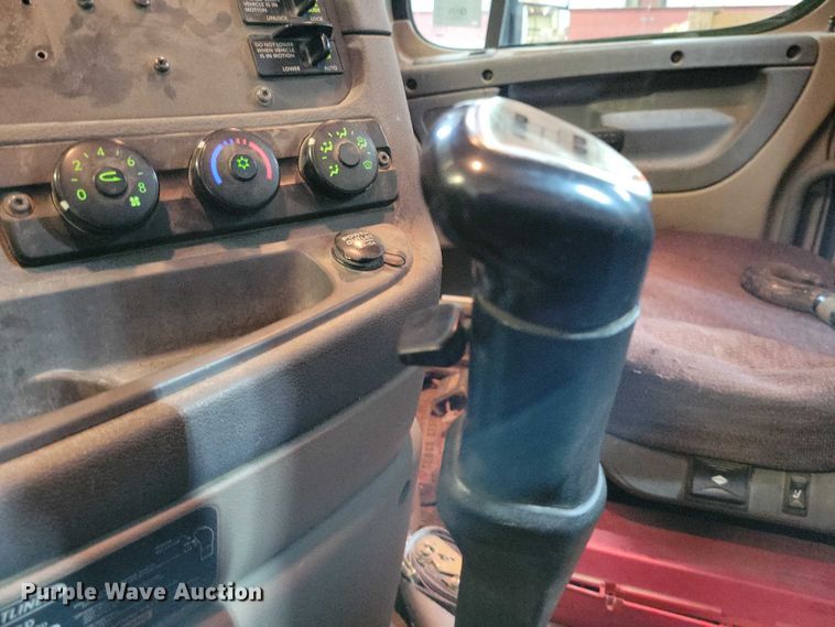 image for item DZ7040 2012 Freightliner Cascadia semi truck