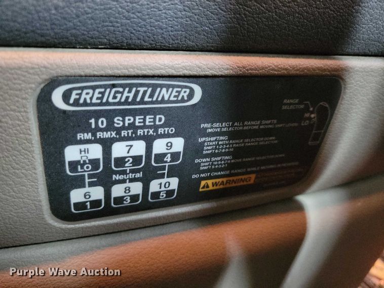 image for item DZ7040 2012 Freightliner Cascadia semi truck