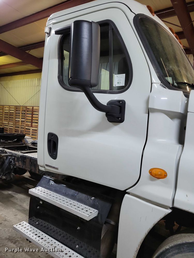image for item DZ7040 2012 Freightliner Cascadia semi truck
