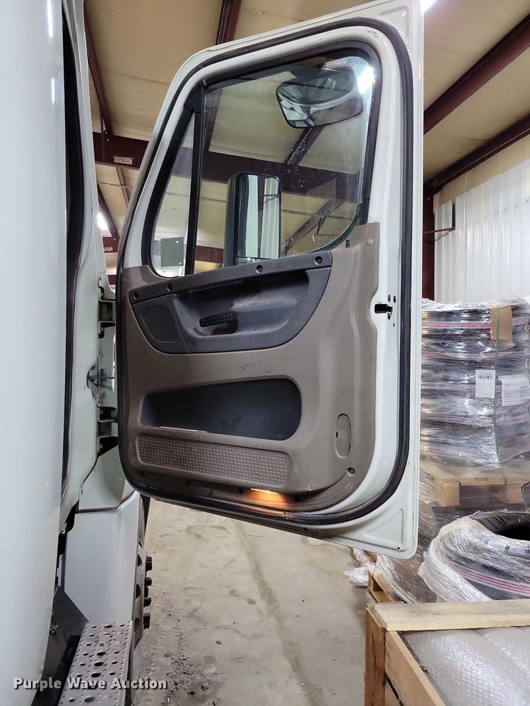 image for item DZ7040 2012 Freightliner Cascadia semi truck