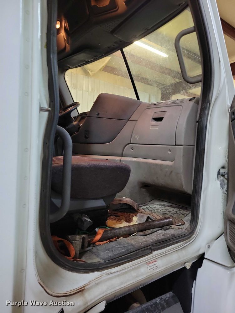 image for item DZ7040 2012 Freightliner Cascadia semi truck