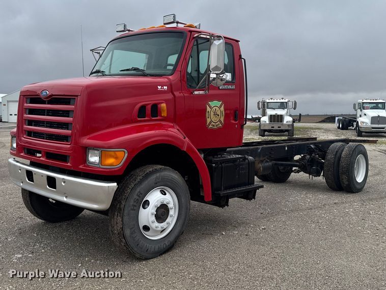 image for item EA2332 1997 Ford L8501 truck cab and chassis