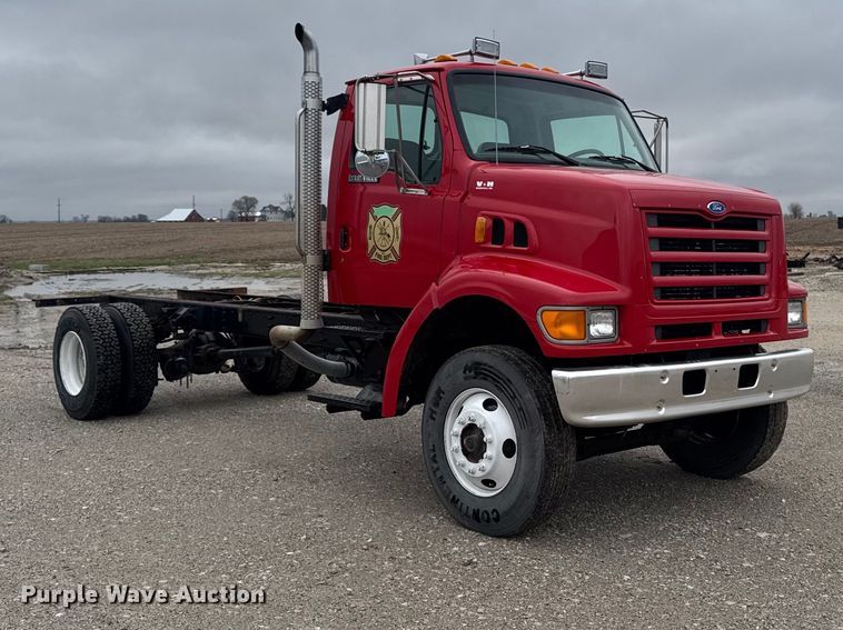 image for item EA2332 1997 Ford L8501 truck cab and chassis