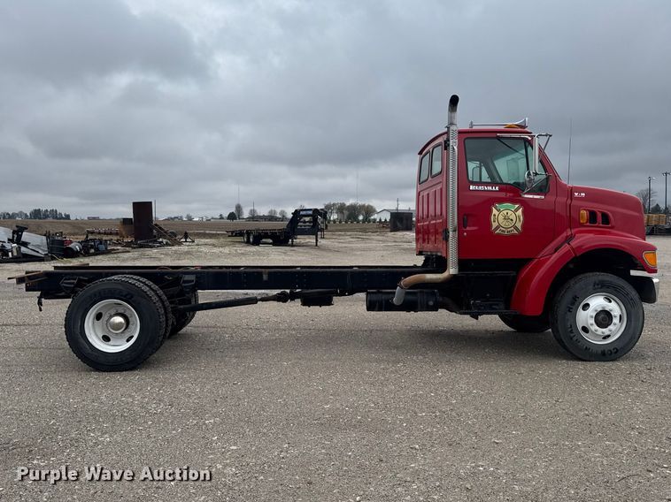 image for item EA2332 1997 Ford L8501 truck cab and chassis