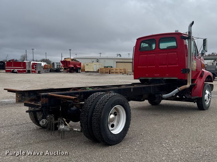 image for item EA2332 1997 Ford L8501 truck cab and chassis