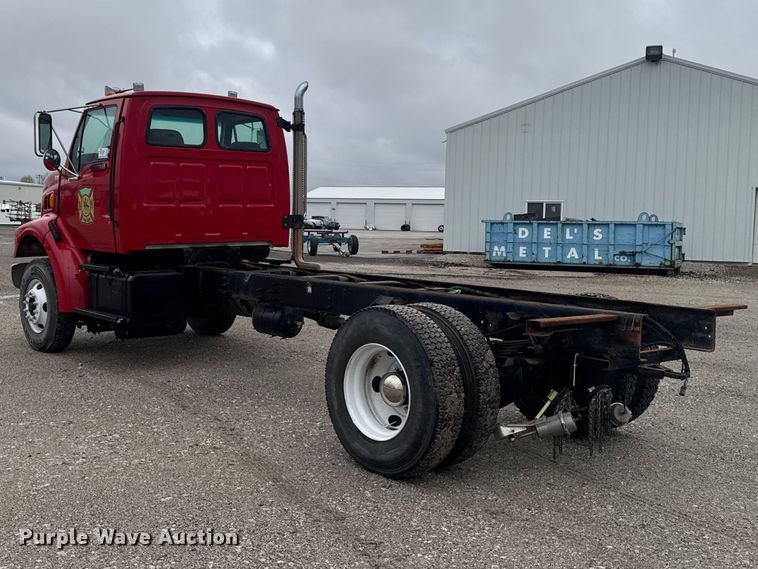 image for item EA2332 1997 Ford L8501 truck cab and chassis