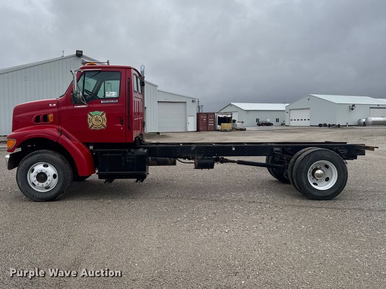 image for item EA2332 1997 Ford L8501 truck cab and chassis