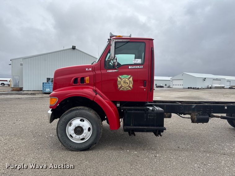 image for item EA2332 1997 Ford L8501 truck cab and chassis