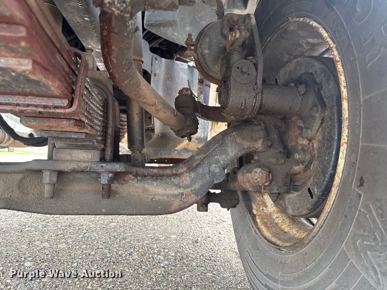 image for item EA2332 1997 Ford L8501 truck cab and chassis