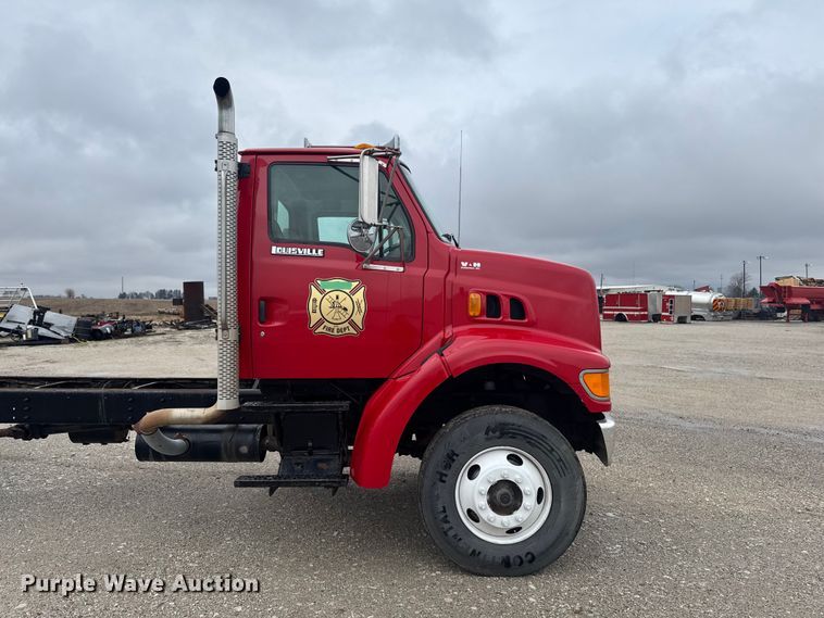 image for item EA2332 1997 Ford L8501 truck cab and chassis