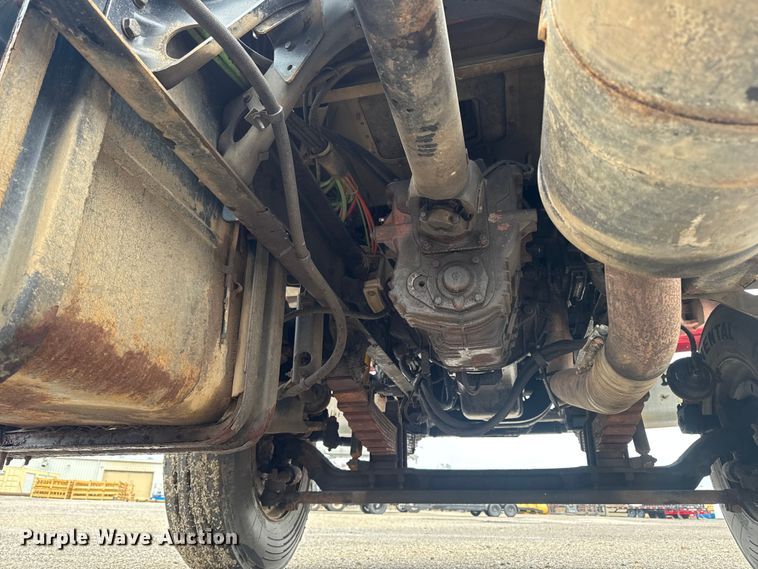 image for item EA2332 1997 Ford L8501 truck cab and chassis