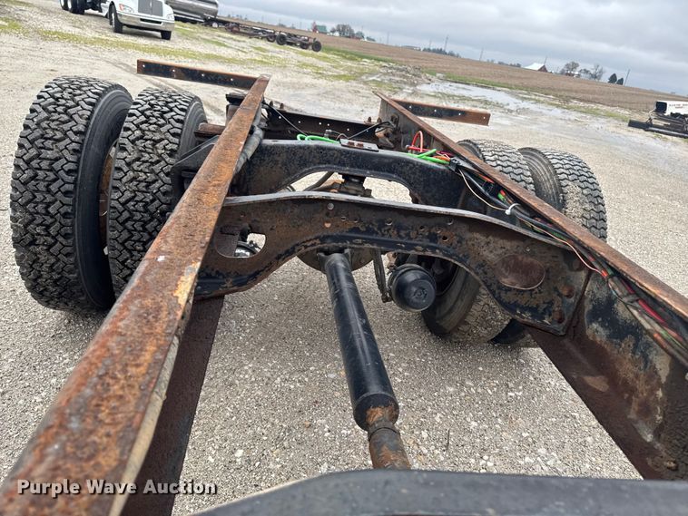 image for item EA2332 1997 Ford L8501 truck cab and chassis