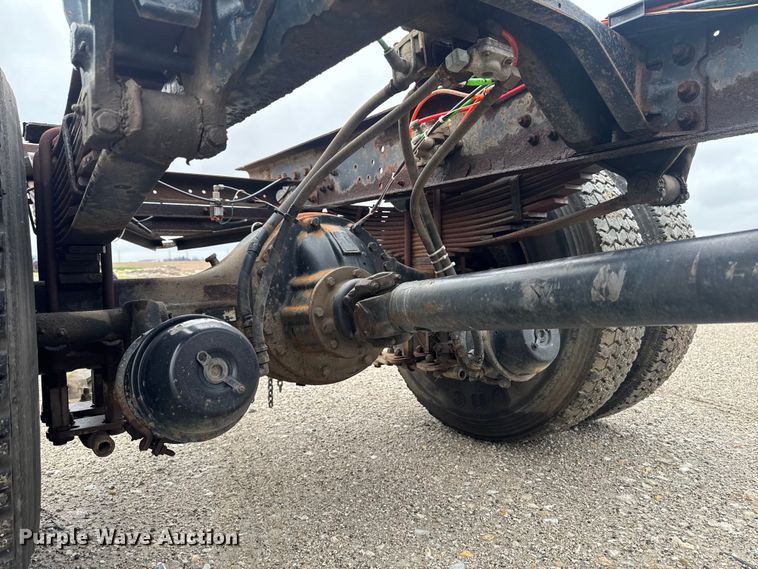 image for item EA2332 1997 Ford L8501 truck cab and chassis