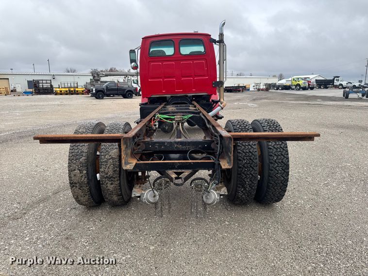 image for item EA2332 1997 Ford L8501 truck cab and chassis