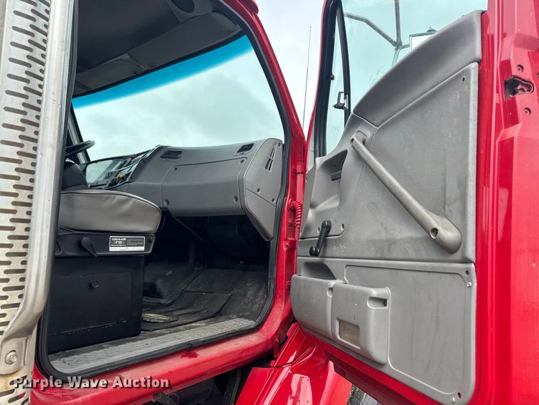 image for item EA2332 1997 Ford L8501 truck cab and chassis