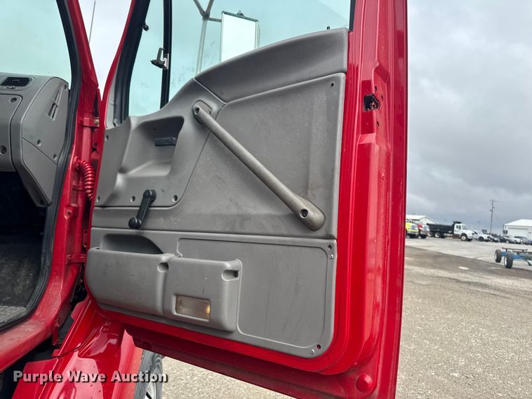 image for item EA2332 1997 Ford L8501 truck cab and chassis