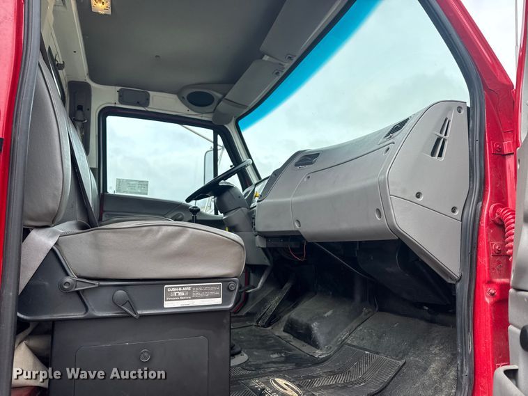 image for item EA2332 1997 Ford L8501 truck cab and chassis