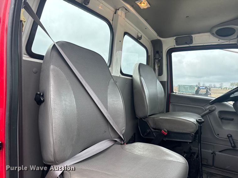 image for item EA2332 1997 Ford L8501 truck cab and chassis