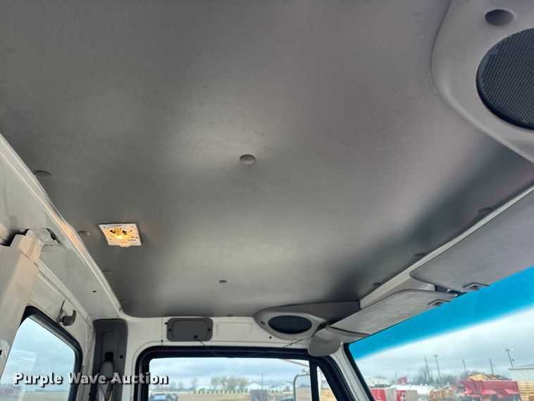 image for item EA2332 1997 Ford L8501 truck cab and chassis