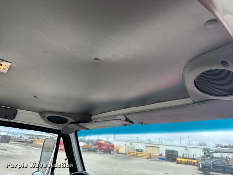 image for item EA2332 1997 Ford L8501 truck cab and chassis