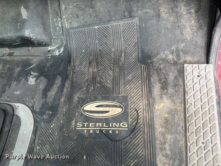 image for item EA2332 1997 Ford L8501 truck cab and chassis