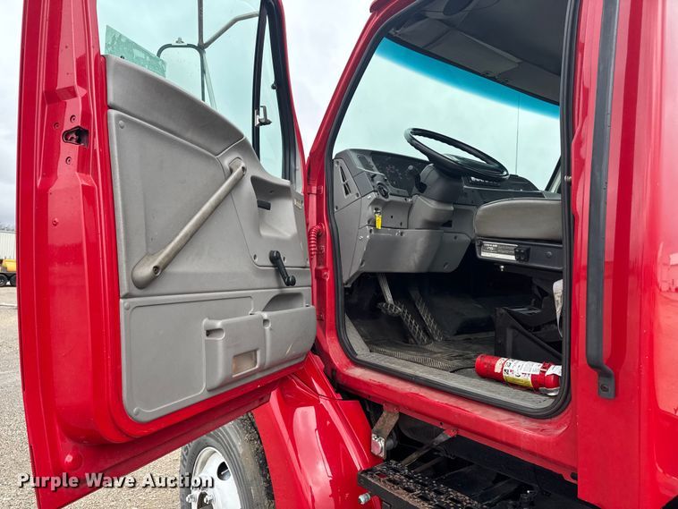 image for item EA2332 1997 Ford L8501 truck cab and chassis