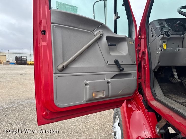 image for item EA2332 1997 Ford L8501 truck cab and chassis