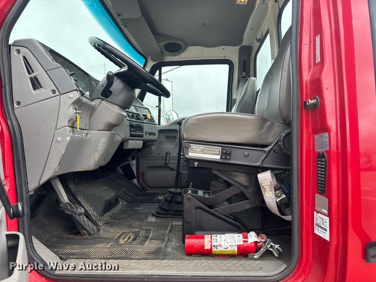 image for item EA2332 1997 Ford L8501 truck cab and chassis