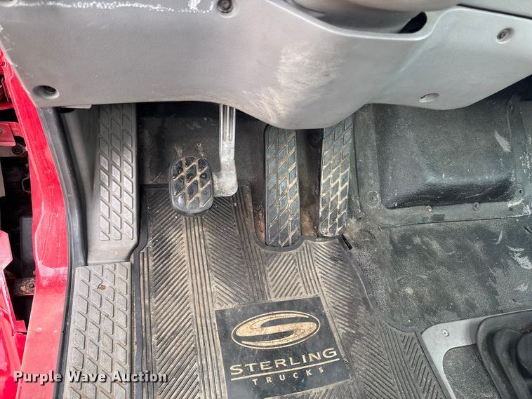 image for item EA2332 1997 Ford L8501 truck cab and chassis